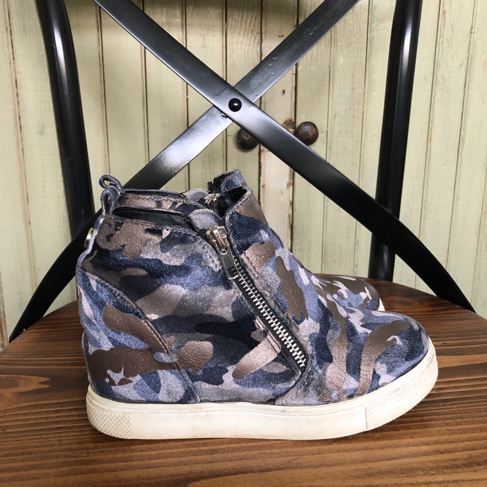 Steve Madden Girls size 3 Camouflage J Wedgie RARE